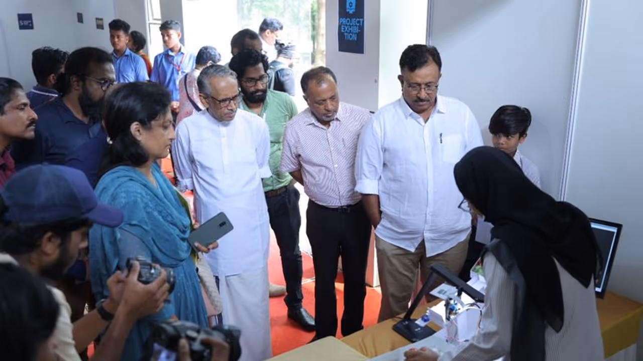 റോബോട്ടിക്സ് മുതല് മൊബൈല് ആപ്പുകള് വരെ, സാങ്കേതിക മികവില് ദയാപുരം സ്കൂള് ഡിജിറ്റല് ഫെസ്റ്റ് റോബോട്ടിക്സ് മുതല് മൊബൈല് ആപ്പുകള് വരെ, സാങ്കേതിക മികവില് ദയാപുരം സ്കൂള് ഡിജിറ്റല് ഫെസ്റ്റ്