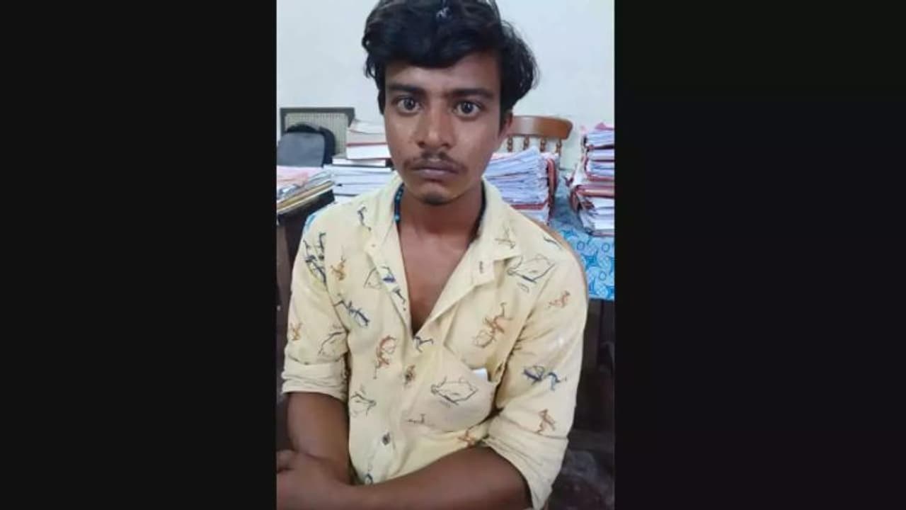 ടെറസിൽ ചട്ടിയിൽ കഞ്ചാവ് വളര്ത്തിയ യുവാവ് കൊച്ചിയിൽ പിടിയിൽ ടെറസിൽ ചട്ടിയിൽ കഞ്ചാവ് വളര്ത്തിയ യുവാവ് കൊച്ചിയിൽ പിടിയിൽ