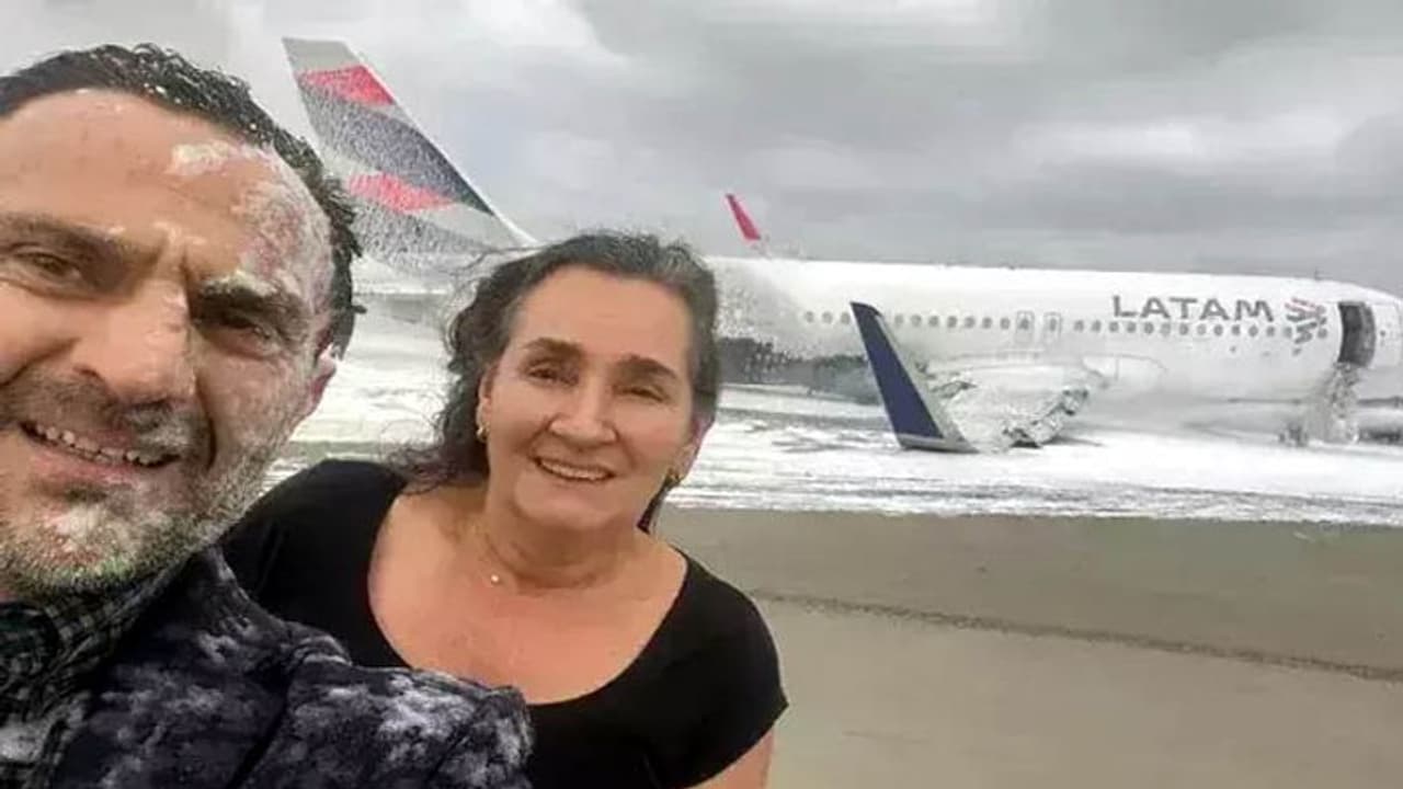 Weird Selfie: विमान हादसा और इस कपल की वायरल सेल्फी, जानें क्या है पूरा मामला