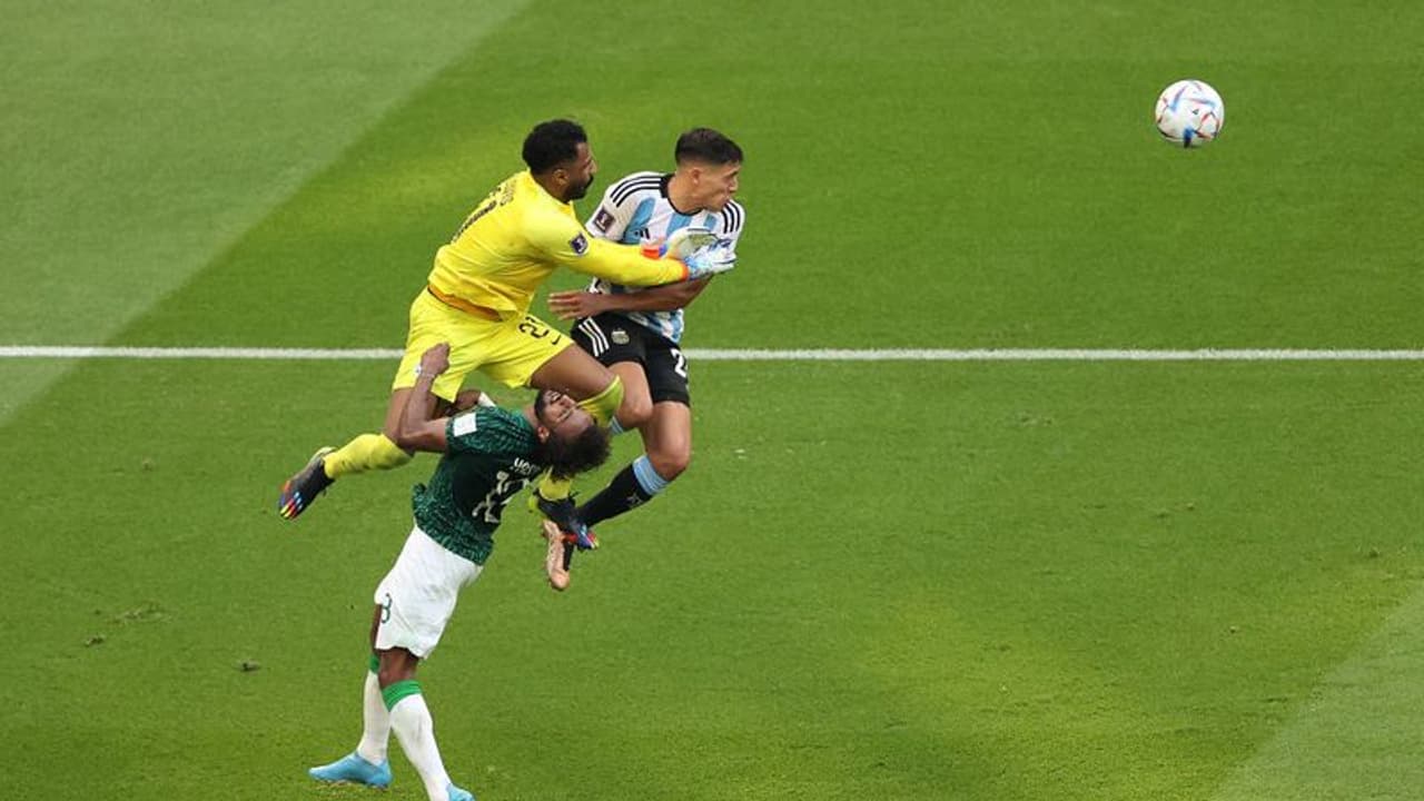 ഗോള്‍ കീപ്പറുമായി കൂട്ടിയിടിച്ച് പരിക്കേറ്റ സൗദി ഫുട്ബാൾ താരത്തെ റിയാദില്‍ ശസ്ത്രക്രിയക്ക് വിധേയനാക്കി