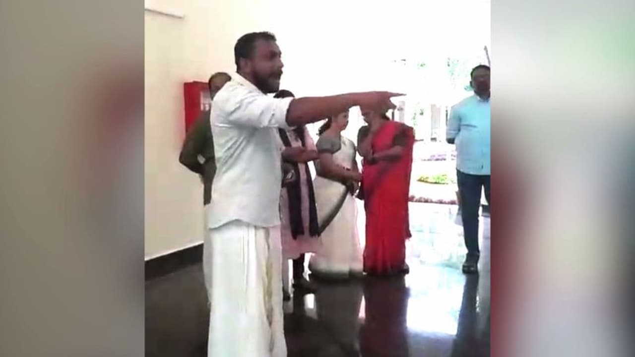 വീട്ടിൽ പോകുമ്പോൾ നാട്ടിൽ സംഘടനകളുണ്ടെന്ന് ഓര്ക്കണം: സര്വ്വകശാല രജിസ്ട്രാര്ക്കെതിരെ ഡിവൈഎഫ്ഐ നേതാവ് വീട്ടിൽ പോകുമ്പോൾ നാട്ടിൽ സംഘടനകളുണ്ടെന്ന് ഓര്ക്കണം: സര്വ്വകശാല രജിസ്ട്രാര്ക്കെതിരെ ഡിവൈഎഫ്ഐ നേതാവ്