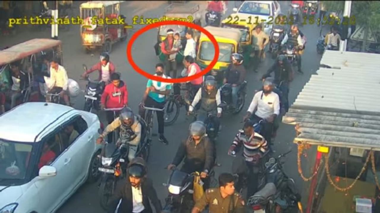 वृंदावन में मिला आगरा से किडनैप बच्चा, मासूम के रोने पर आरोपी ने पहले दिलाई चॉकलेट फिर अपने हाथ से खिलाया केला वृंदावन में मिला आगरा से किडनैप बच्चा, मासूम के रोने पर आरोपी ने पहले दिलाई चॉकलेट फिर अपने हाथ से खिलाया केला