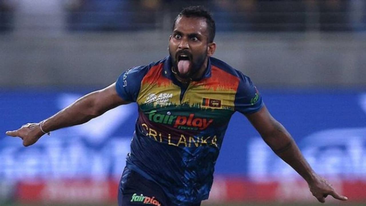 క్యాచ్ పట్టబోయి నాలుగు పళ్లు రాళగొట్టుకున్న కరుణరత్నే... లంక ప్రీమియర్ లీగ్లో సంఘటన... క్యాచ్ పట్టబోయి నాలుగు పళ్లు రాళగొట్టుకున్న కరుణరత్నే... లంక ప్రీమియర్ లీగ్లో సంఘటన...