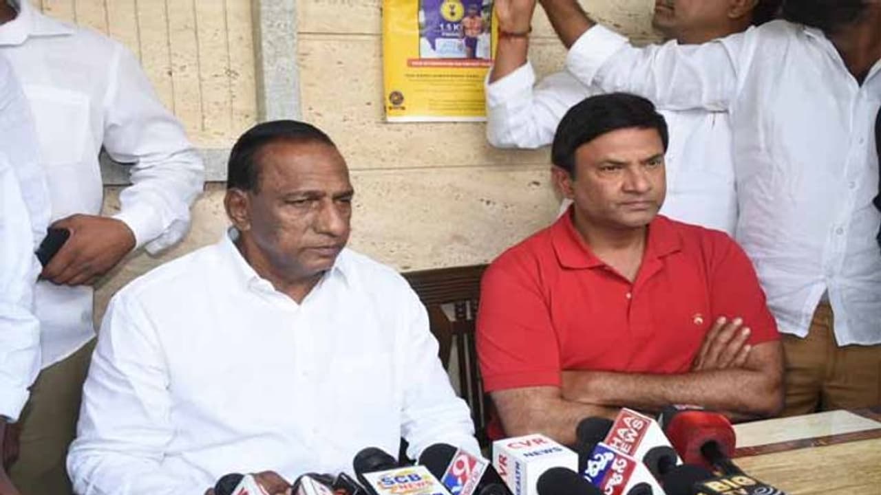 ఆరు గంటలపాటు మంత్రి మల్లారెడ్డి కొడుకు, అల్లుడి విచారణ: మరో 10 మందికి ఐటీ నోటీసులు ఆరు గంటలపాటు మంత్రి మల్లారెడ్డి కొడుకు, అల్లుడి విచారణ: మరో 10 మందికి ఐటీ నోటీసులు