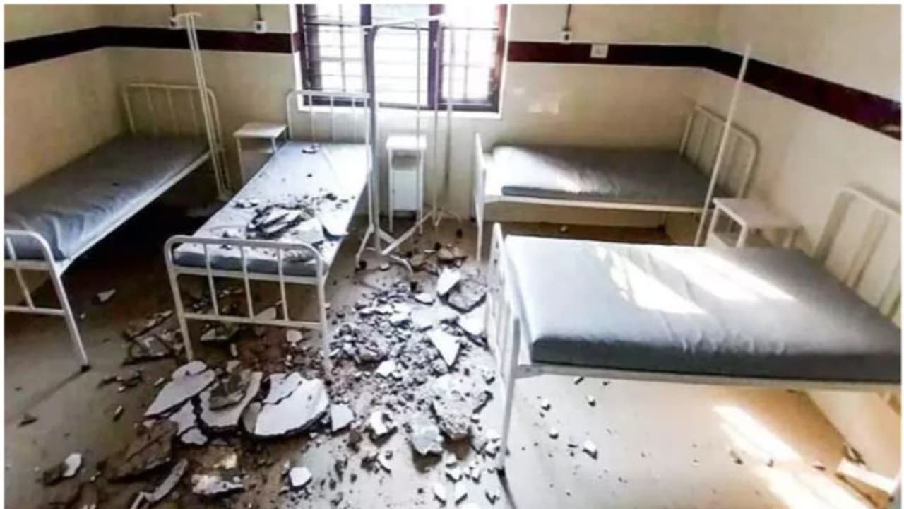 ആലപ്പുഴ ജനറൽ ആശുപത്രിയിൽ വനിതാ വാർഡിൽ സീലിങ് തകർന്ന് കട്ടിലിന് മുകളിൽ വീണു ആലപ്പുഴ ജനറൽ ആശുപത്രിയിൽ വനിതാ വാർഡിൽ സീലിങ് തകർന്ന് കട്ടിലിന് മുകളിൽ വീണു