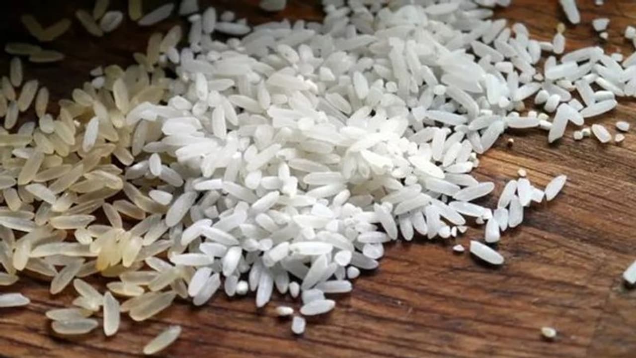 बाजारों में धड़ल्ले से बिक रहा प्लास्टिक का चावल, इस तरह करें असली और नकली बासमती की पहचान