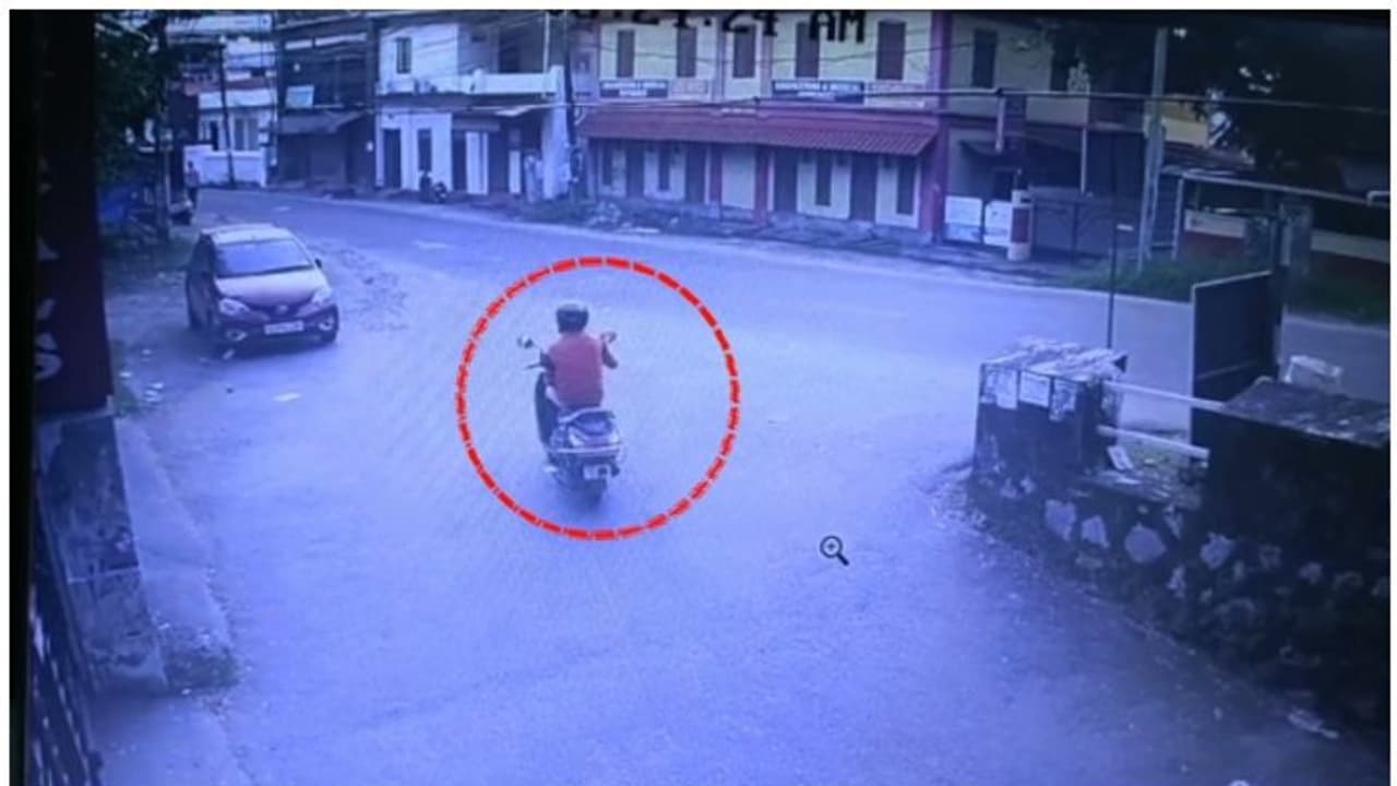 വഞ്ചിയൂരില് സ്ത്രീയെ ആക്രമിച്ചയാള് പിടിയില്, സ്കൂട്ടറിലെത്തിയ പ്രതി സ്ത്രീയെ തള്ളിയിടുകയായിരുന്നു വഞ്ചിയൂരില് സ്ത്രീയെ ആക്രമിച്ചയാള് പിടിയില്, സ്കൂട്ടറിലെത്തിയ പ്രതി സ്ത്രീയെ തള്ളിയിടുകയായിരുന്നു