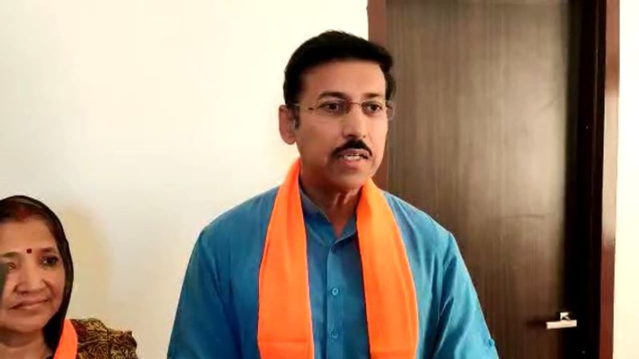 सीकर दौरे पर पहुंचे राज्यवर्धन ने कांग्रेस को घेरा, बोले सरकार ने प्रदेश को 4 साल पीछे कर दिया सीकर दौरे पर पहुंचे राज्यवर्धन ने कांग्रेस को घेरा, बोले सरकार ने प्रदेश को 4 साल पीछे कर दिया