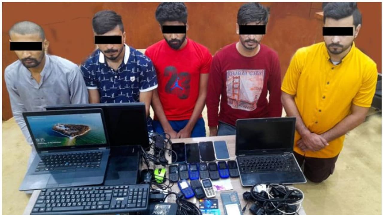 ബാങ്ക് ഉദ്യോഗസ്ഥര് ചമഞ്ഞ് സാമ്പത്തിക തട്ടിപ്പ്; യുഎഇയില് അഞ്ചംഗ സംഘം പിടിയില് ബാങ്ക് ഉദ്യോഗസ്ഥര് ചമഞ്ഞ് സാമ്പത്തിക തട്ടിപ്പ്; യുഎഇയില് അഞ്ചംഗ സംഘം പിടിയില്