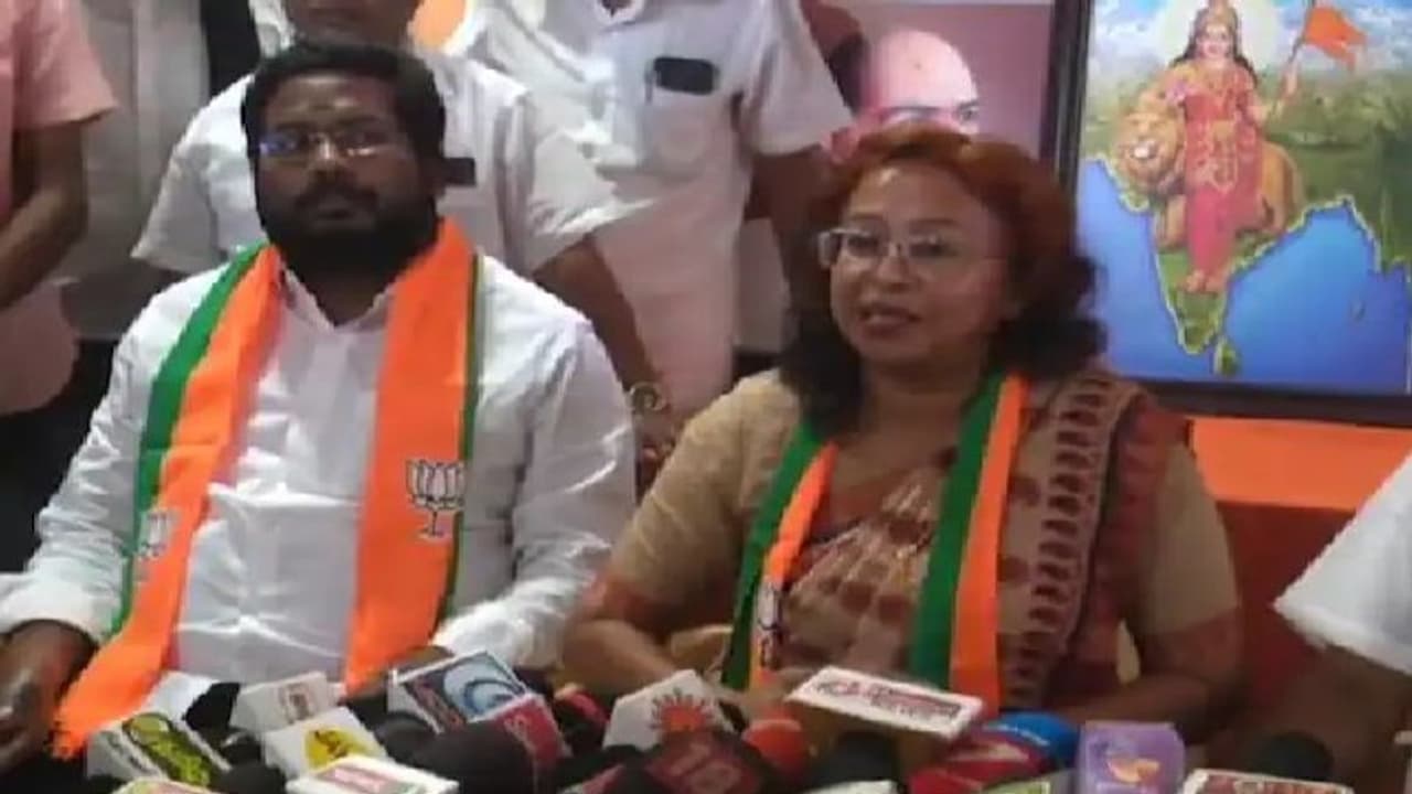 அக்கா தம்பியா? டெய்சி சரண் திருச்சி சூர்யா ஆடியோ விவகாரத்தில் அதிரடி திருப்பம்!! அக்கா தம்பியா? டெய்சி சரண் திருச்சி சூர்யா ஆடியோ விவகாரத்தில் அதிரடி திருப்பம்!!