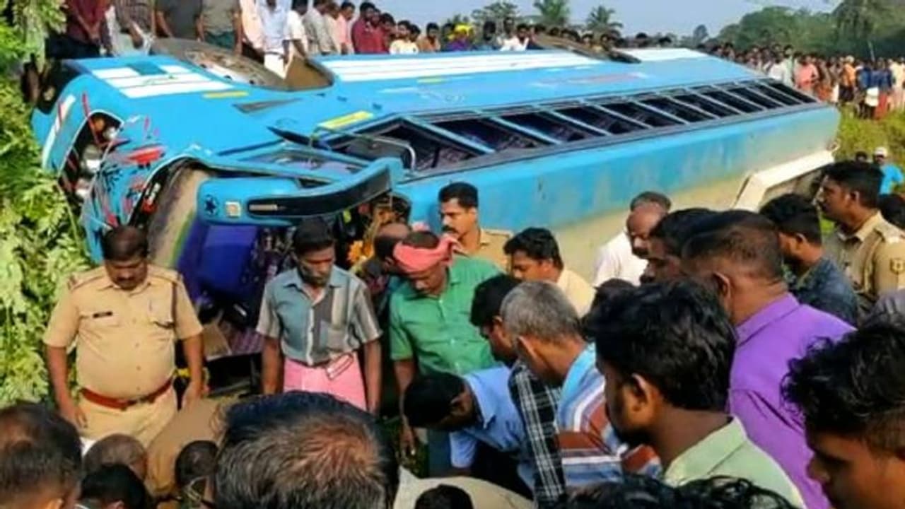 തൃശൂരിൽ നിയന്ത്രണം വിട്ട ബസ് താഴ്ചയിലേക്ക് മറിഞ്ഞു, പരിക്കേറ്റവരെ ആശുപത്രിയിലാക്കി തൃശൂരിൽ നിയന്ത്രണം വിട്ട ബസ് താഴ്ചയിലേക്ക് മറിഞ്ഞു, പരിക്കേറ്റവരെ ആശുപത്രിയിലാക്കി