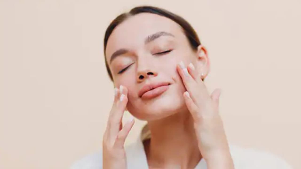 മുഖകാന്തി കൂട്ടാൻ ഈ ഫേസ് പാക്കുകൾ ഉപയോഗിച്ച് നോക്കൂ മുഖകാന്തി കൂട്ടാൻ ഈ ഫേസ് പാക്കുകൾ ഉപയോഗിച്ച് നോക്കൂ