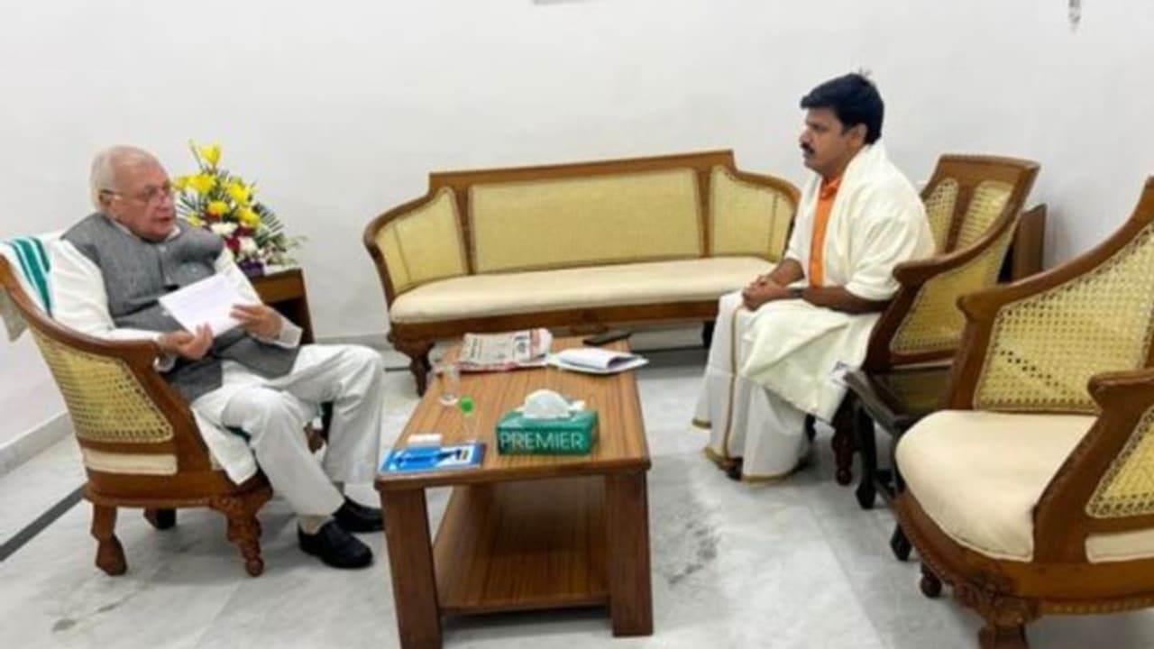 'ഉന്നത വിദ്യാഭ്യസമേഖലയിൽ 100 കോടി രൂപയോളം സംസ്ഥാന ഖജനാവിന് നഷ്ടം'ഗവര്ണര്ക്ക് പരാതി നല്കി സന്ദീപ് വാര്യര് 'ഉന്നത വിദ്യാഭ്യസമേഖലയിൽ 100 കോടി രൂപയോളം സംസ്ഥാന ഖജനാവിന് നഷ്ടം'ഗവര്ണര്ക്ക് പരാതി നല്കി സന്ദീപ് വാര്യര്