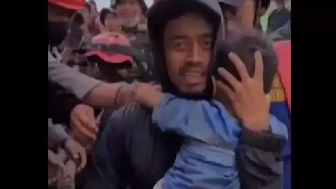 ജീവനും മരണത്തിനുമിടയ്ക്ക് 10 സെന്റിമീറ്റര്, 48 മണിക്കൂര്; സന്തോഷം കൊണ്ട് കണ്ണ് നനയിക്കുന്ന വീഡിയോ ജീവനും മരണത്തിനുമിടയ്ക്ക് 10 സെന്റിമീറ്റര്, 48 മണിക്കൂര്; സന്തോഷം കൊണ്ട് കണ്ണ് നനയിക്കുന്ന വീഡിയോ