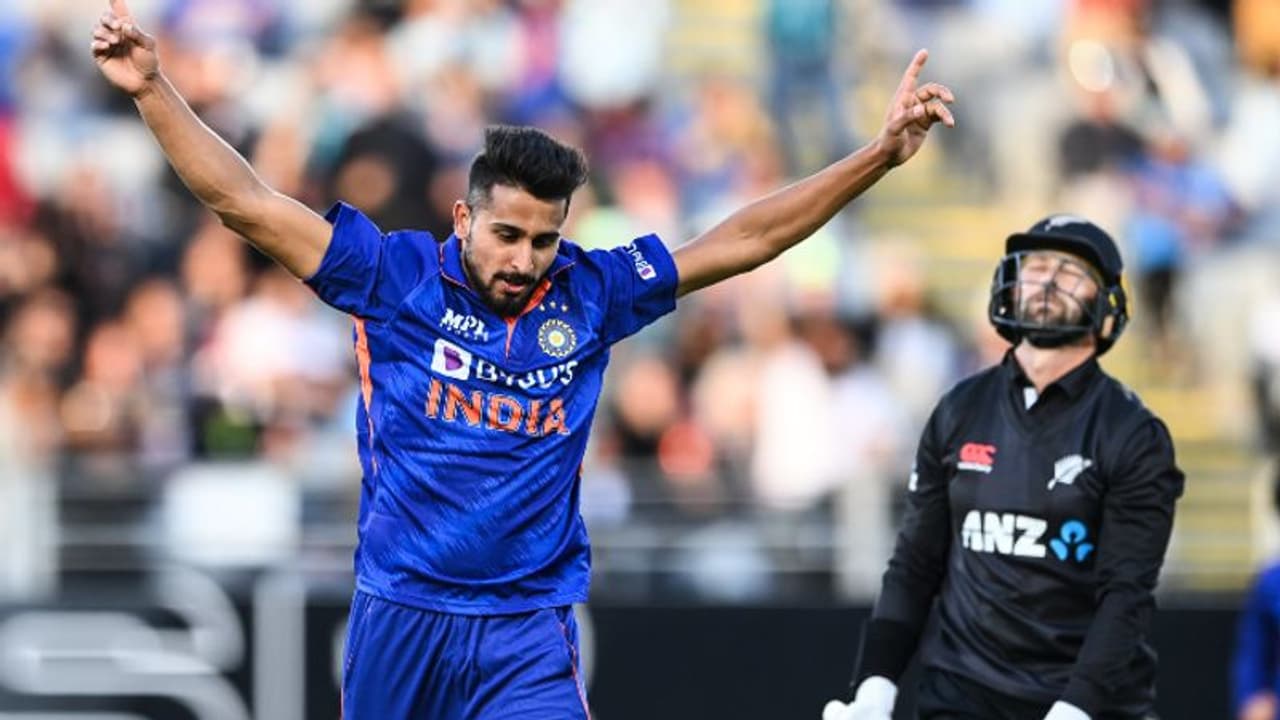 Ind vs NZ: ಮೂರನೇ ಏಕದಿನ ಪಂದ್ಯಕ್ಕೂ ಮಳೆ ಅಡ್ಡಿ, ಕಿವೀಸ್ ಗೆಲುವಿನತ್ತ ದಾಪುಗಾಲು..! Ind vs NZ: ಮೂರನೇ ಏಕದಿನ ಪಂದ್ಯಕ್ಕೂ ಮಳೆ ಅಡ್ಡಿ, ಕಿವೀಸ್ ಗೆಲುವಿನತ್ತ ದಾಪುಗಾಲು..!