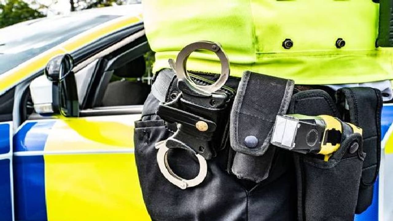 മദ്യപിച്ചെത്തി അമ്മയെ ക്രൂരമായി ഉപദ്രവിക്കുന്ന അച്ഛൻ, പൊലീസിനെ വിളിച്ച് കുഞ്ഞുമകൻ മദ്യപിച്ചെത്തി അമ്മയെ ക്രൂരമായി ഉപദ്രവിക്കുന്ന അച്ഛൻ, പൊലീസിനെ വിളിച്ച് കുഞ്ഞുമകൻ