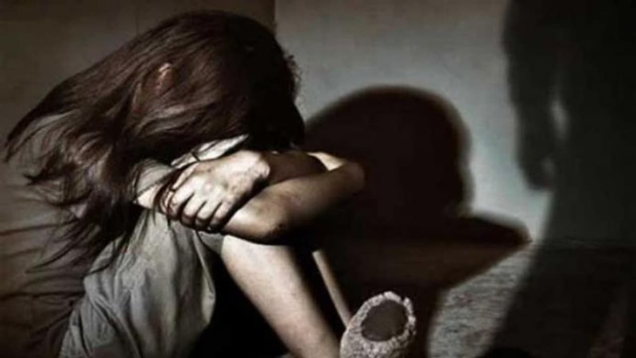 ఒడిశా స్కూల్లో సిటప్ లు చేయమని శిక్షించిన టీచర్.. పదేళ్ల చిన్నారి మృతి.. ఒడిశా స్కూల్లో సిటప్ లు చేయమని శిక్షించిన టీచర్.. పదేళ్ల చిన్నారి మృతి..