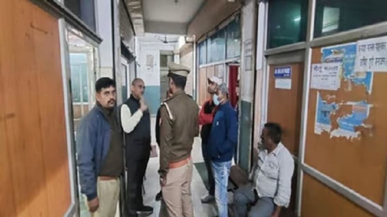 डॉक्टर के फ्लैट में मिला महिला का निर्वस्त्र शव, डेडबॉडी में रेंग रहे थे कीड़े प्रयागराज की घटना डॉक्टर के फ्लैट में मिला महिला का निर्वस्त्र शव, डेडबॉडी में रेंग रहे थे कीड़े प्रयागराज की घटना