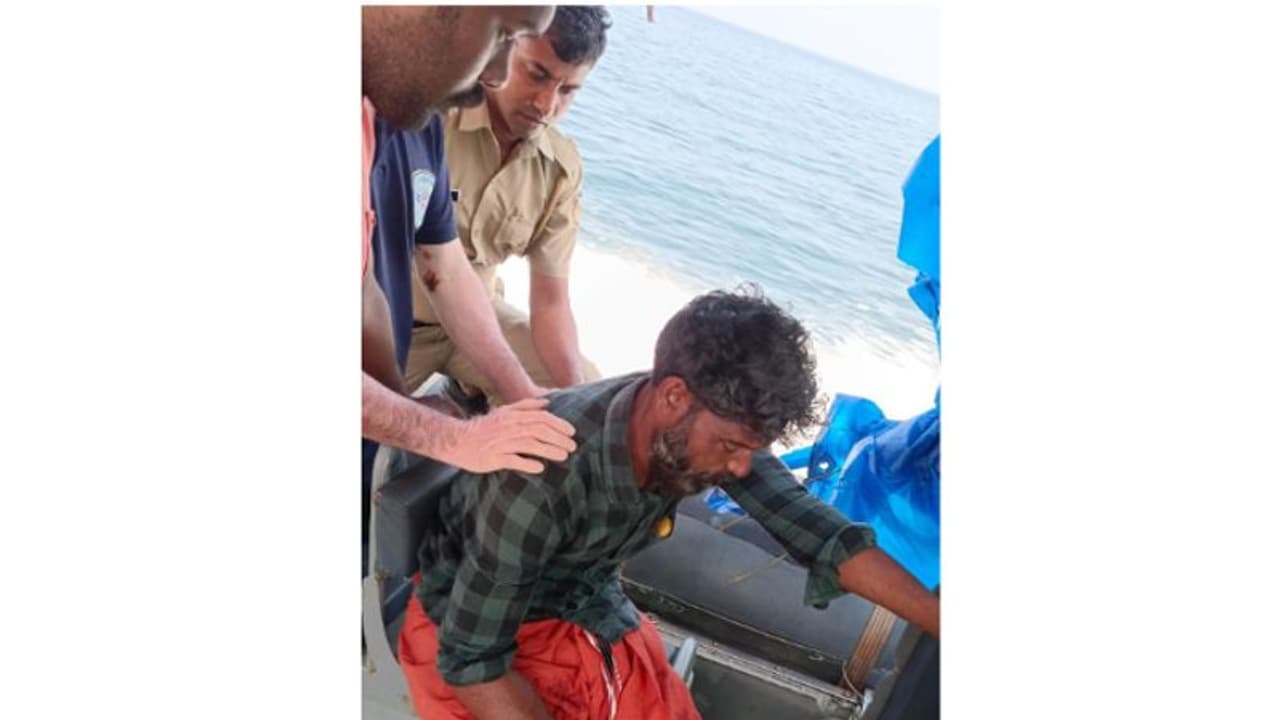 இலங்கை கடற்படை தொடர்ந்து அத்துமீறல்; மயிலாடுதுறையில் 5 மீனவர்கள் படுகாயம் இலங்கை கடற்படை தொடர்ந்து அத்துமீறல்; மயிலாடுதுறையில் 5 மீனவர்கள் படுகாயம்