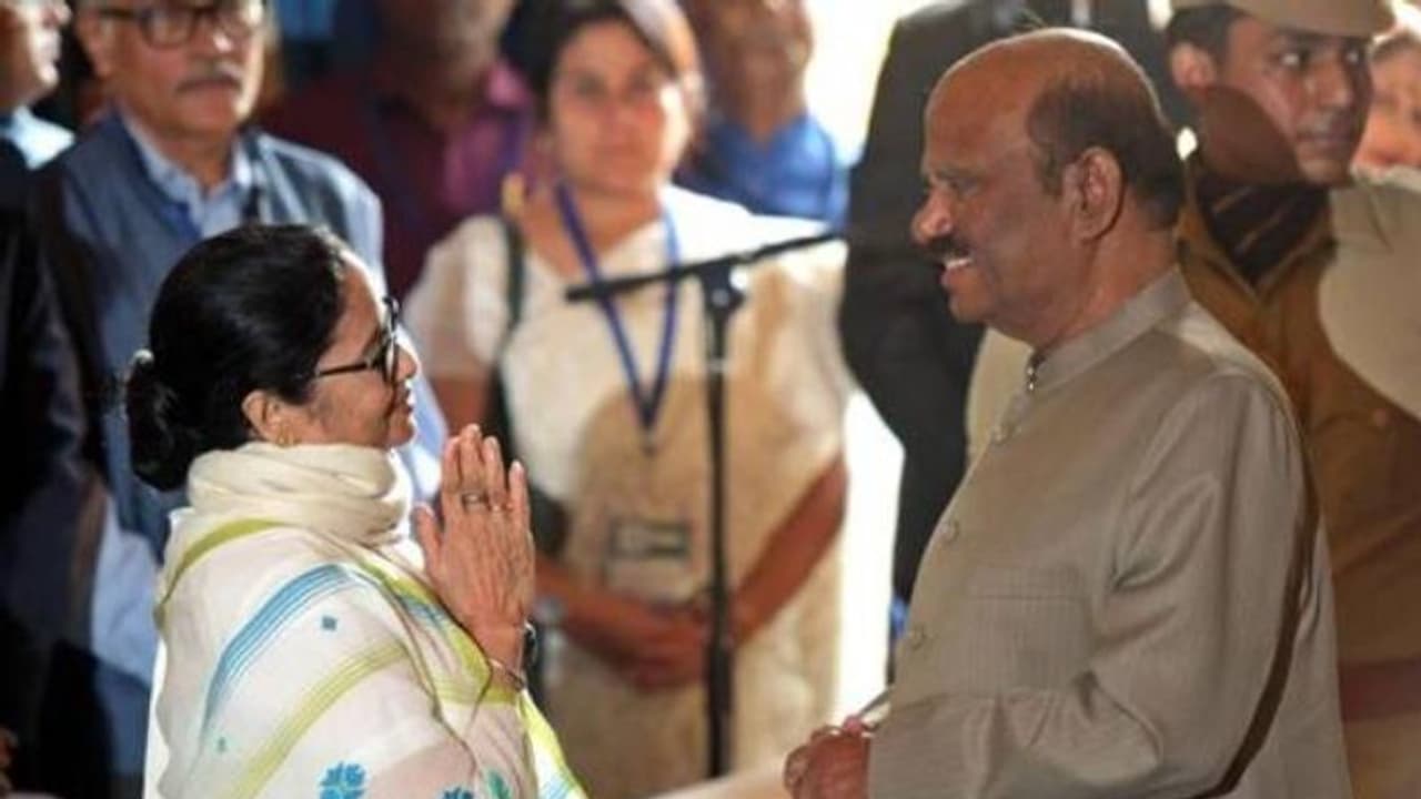 ക്ഷണിച്ചിട്ടും ബിജെപി നേതാക്കൾ എത്തിയില്ലെന്ന് മമത; ബംഗാൾ ഗവർണറുടെ സത്യപ്രതിജ്ഞ ചടങ്ങ് വിവാദത്തിൽ പ്രതികരണം ക്ഷണിച്ചിട്ടും ബിജെപി നേതാക്കൾ എത്തിയില്ലെന്ന് മമത; ബംഗാൾ ഗവർണറുടെ സത്യപ്രതിജ്ഞ ചടങ്ങ് വിവാദത്തിൽ പ്രതികരണം