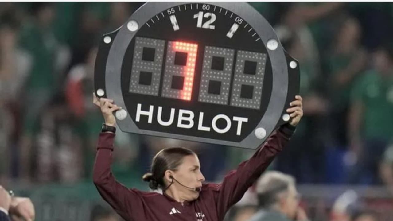 ഐഎസ്എല് മോഡലായോ ഫിഫ ലോകകകപ്പ്; എന്തിന് ഇത്രയേറെ ഇഞ്ചുറിടൈം, കാരണമെന്ത്? ഐഎസ്എല് മോഡലായോ ഫിഫ ലോകകകപ്പ്; എന്തിന് ഇത്രയേറെ ഇഞ്ചുറിടൈം, കാരണമെന്ത്?