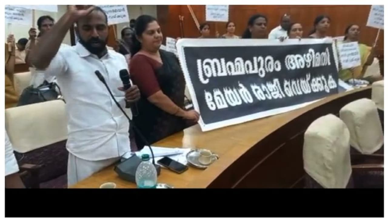 പ്രതിപക്ഷബഹളം, മേയർ ഇറങ്ങിപ്പോയി, കൊച്ചി കോർപ്പറേഷൻ കൗൺസിൽ യോഗം നിര്ത്തിവെച്ചു പ്രതിപക്ഷബഹളം, മേയർ ഇറങ്ങിപ്പോയി, കൊച്ചി കോർപ്പറേഷൻ കൗൺസിൽ യോഗം നിര്ത്തിവെച്ചു