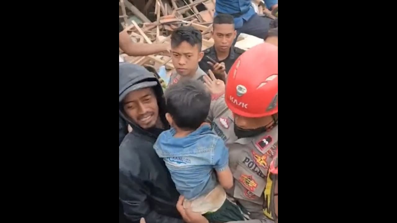 indonesia earthquake: கட்டிட இடிபாடுகளில் சிக்கி இருந்த 6 வயது சிறுவன் உயிருடன் மீட்பு!! indonesia earthquake: கட்டிட இடிபாடுகளில் சிக்கி இருந்த 6 வயது சிறுவன் உயிருடன் மீட்பு!!
