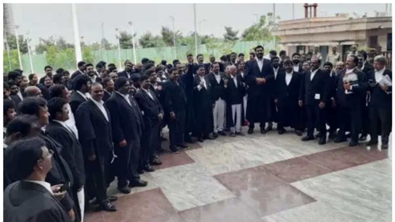 ఇది వివక్షే.. ఏపీ హైకోర్టు జడ్జీల బదిలీని నిరసిస్తూ లాయర్ల విధుల బహిష్కరణ.. ఆందోళనలు