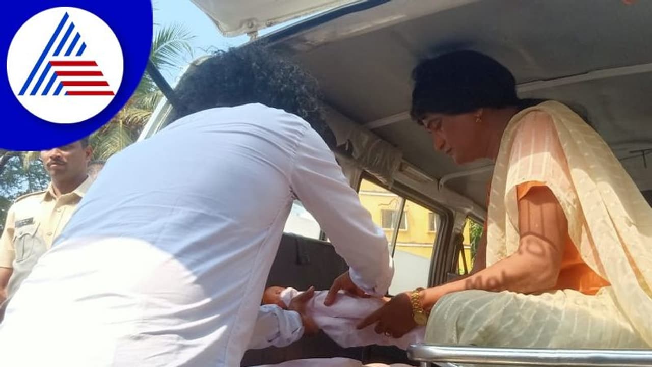 ಹೊಂಡಾ ಗುಂಡಿ ರಸ್ತೆಯಲ್ಲೇ ಹೆರಿಗೆ: ಅಭಿವೃದ್ಧಿ ಹೊಂದಿದ ಉಡುಪಿಯಲ್ಲಿ ಇದೆಂಥಾ ಅವ್ಯವಸ್ಥೆ?