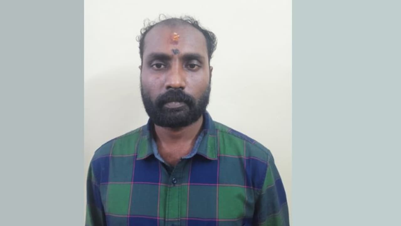 കൊലക്കേസിലടക്കം പ്രതി, ഹാഷിഷ് ഓയിലുമായി ഒരാൾ മാന്നാറിൽ പിടിയിൽ കൊലക്കേസിലടക്കം പ്രതി, ഹാഷിഷ് ഓയിലുമായി ഒരാൾ മാന്നാറിൽ പിടിയിൽ