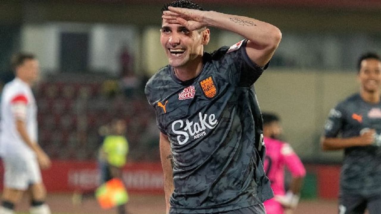 ISL 2022 23: Mumbai City FC go top of table after breezing past NorthEast United FC in 3 1 win; fans overjoyed ISL 2022 23: Mumbai City FC go top of table after breezing past NorthEast United FC in 3 1 win; fans overjoyed