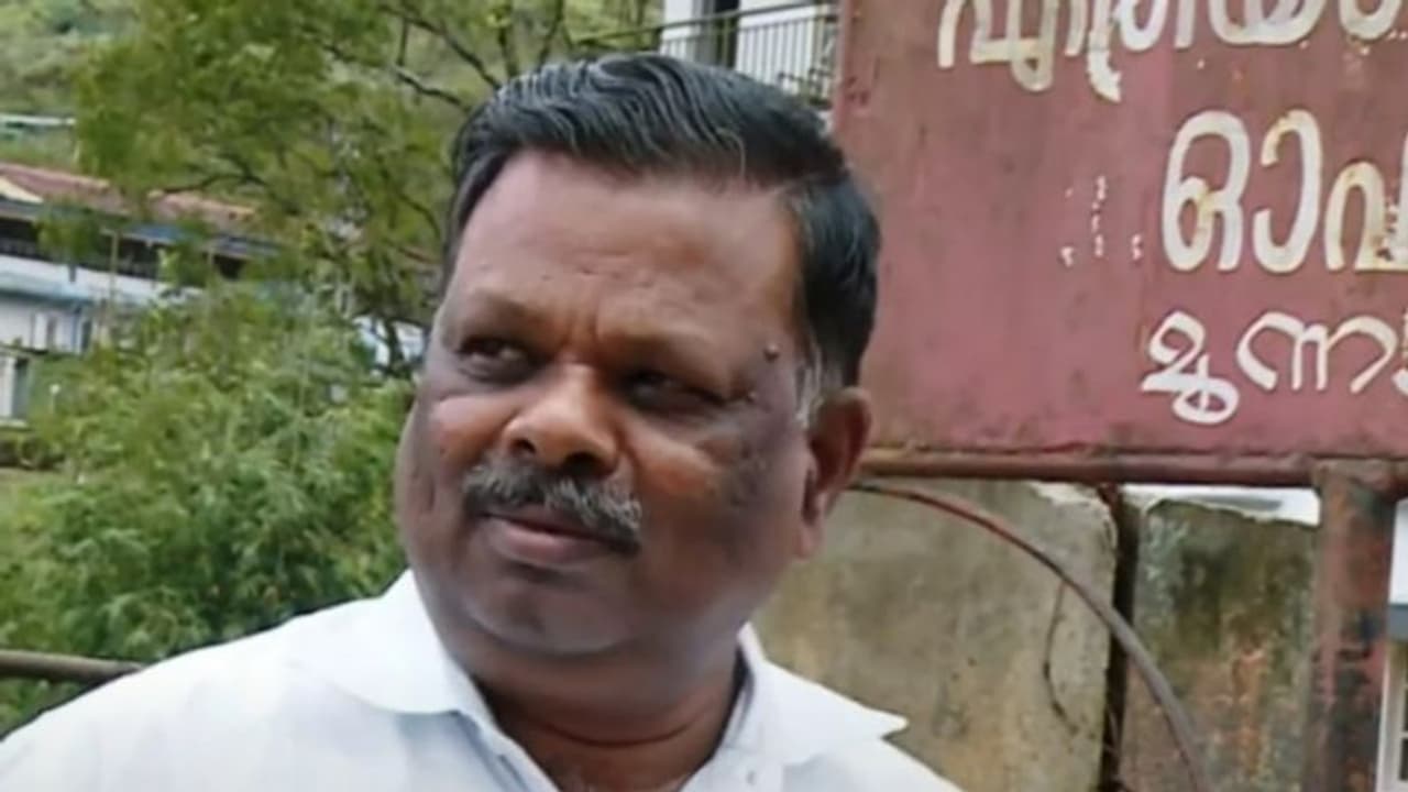 രാജേന്ദ്രൻ താമസിക്കുന്ന വീടിനല്ല, ഒഴിപ്പിക്കൽ നോട്ടീസ് നൽകിയത് വാടകവീടിന് തന്നെയെന്ന് റവന്യൂ വകുപ്പ് രാജേന്ദ്രൻ താമസിക്കുന്ന വീടിനല്ല, ഒഴിപ്പിക്കൽ നോട്ടീസ് നൽകിയത് വാടകവീടിന് തന്നെയെന്ന് റവന്യൂ വകുപ്പ്