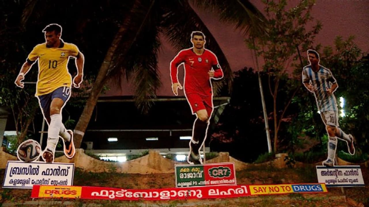 കളമശ്ശേരി പൊലീസ് വേറെ ലെവല്; മെസി സിആര്7 നെയ്മര് കട്ടൗട്ടുകളുമായി ലഹരിവിരുദ്ധ ക്യാംപയിന് കളമശ്ശേരി പൊലീസ് വേറെ ലെവല്; മെസി സിആര്7 നെയ്മര് കട്ടൗട്ടുകളുമായി ലഹരിവിരുദ്ധ ക്യാംപയിന്