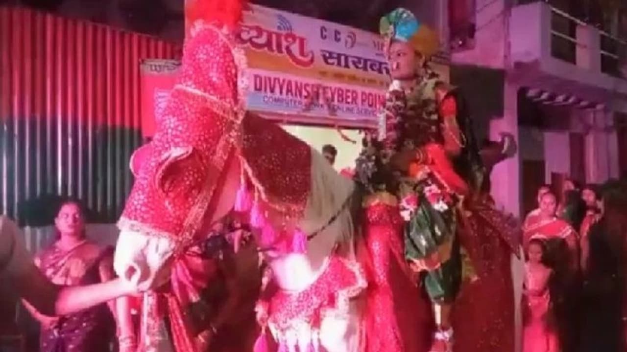 7 फेरे लिए बिना शादी से पहले दुल्हन लाल जोड़ में पहुंची दूल्हे के घर, नजारा देख थम गई लोगों की नजरें