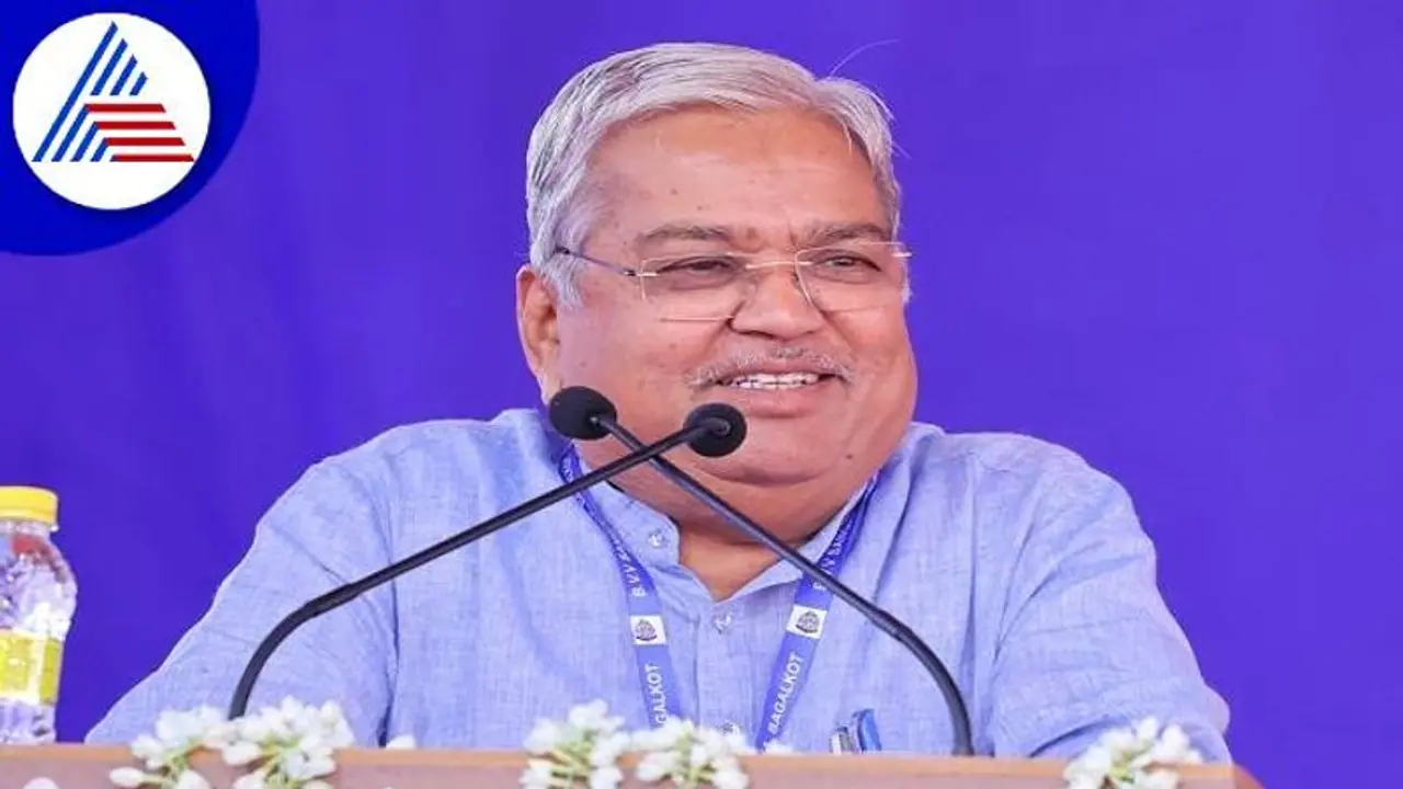 ಸಚಿವ ಕಾರಜೋಳ ಬಳಿ ಒಂದು ಸ್ವಂತ ವಾಹನವೂ ಇಲ್ಲ, ಸಾಲವೂ ಇಲ್ಲ..! ಸಚಿವ ಕಾರಜೋಳ ಬಳಿ ಒಂದು ಸ್ವಂತ ವಾಹನವೂ ಇಲ್ಲ, ಸಾಲವೂ ಇಲ್ಲ..!