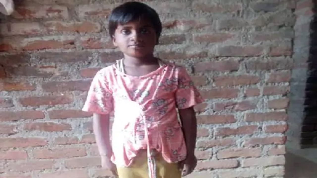 झांसी: रिश्तेदार बनकर पहुंचे युवक ने 6 साल की बच्ची को घर से किया अगवा, 17 घंटे बाद भी नहीं मिला सुराग झांसी: रिश्तेदार बनकर पहुंचे युवक ने 6 साल की बच्ची को घर से किया अगवा, 17 घंटे बाद भी नहीं मिला सुराग