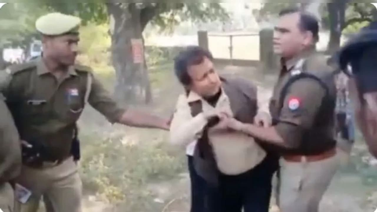सीओ ने बीच सड़क पर पकड़ा शिक्षक का कॉलर और जमकर की अभद्रता, मिन्नतें करता रहा बेटा फिर भी नहीं माने साहब