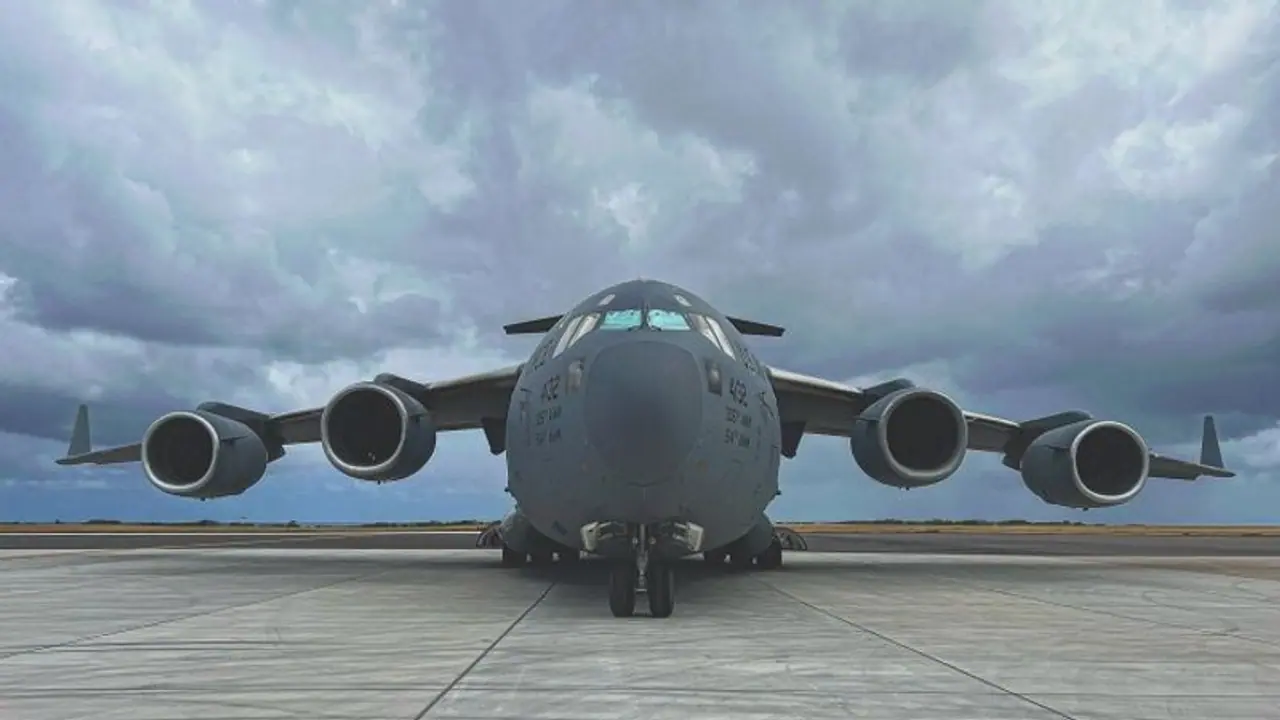 பறக்க முடியாமல் ஓடுதளத்தில் சிக்கிய விமானப்படை விமானம்! லே விமானங்கள் அனைத்தும் ரத்து