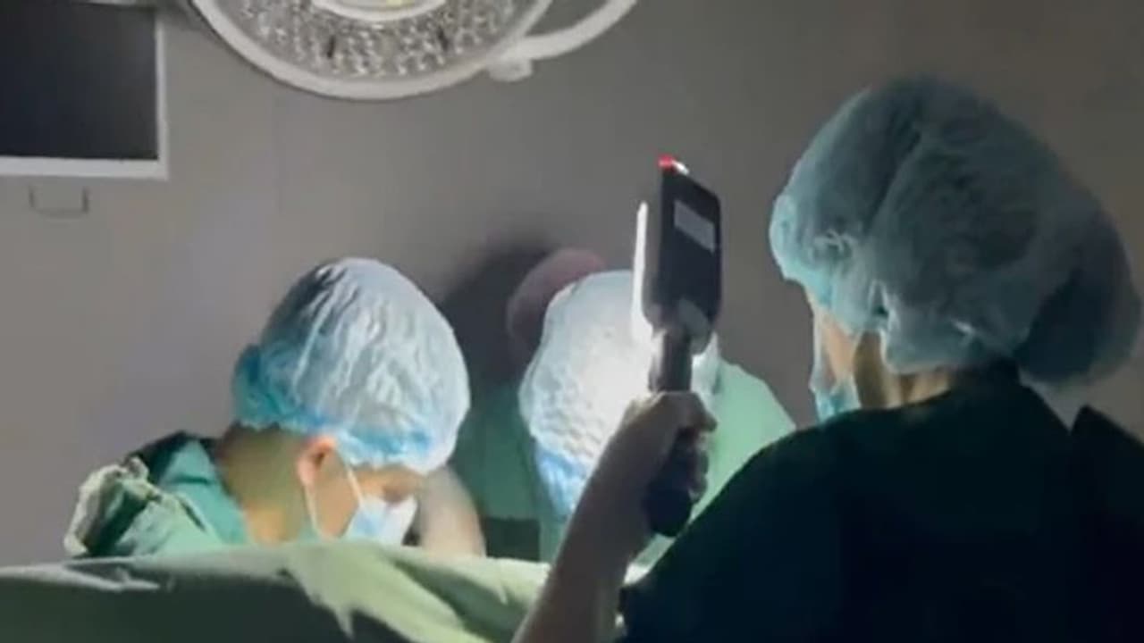 ಸರ್ಜರಿ ಮಾಡಿದ ವೈದ್ಯರಿಗೆ ಅಚ್ಚರಿ, ಹೊಟ್ಟೆಯೊಳಗಿತ್ತು ವೋಡ್ಕಾ ಮದ್ಯದ ಬಾಟಲಿ! ಸರ್ಜರಿ ಮಾಡಿದ ವೈದ್ಯರಿಗೆ ಅಚ್ಚರಿ, ಹೊಟ್ಟೆಯೊಳಗಿತ್ತು ವೋಡ್ಕಾ ಮದ್ಯದ ಬಾಟಲಿ!