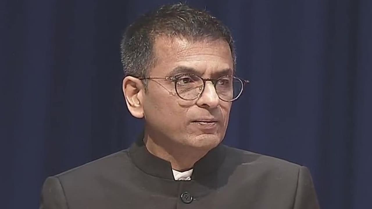 संविधान दिवस पर बोले चीफ जस्टिस लोगों तक जरूर पहुंचे कोर्ट, हर आदमी को सहजता से मिलना चाहिए न्याय