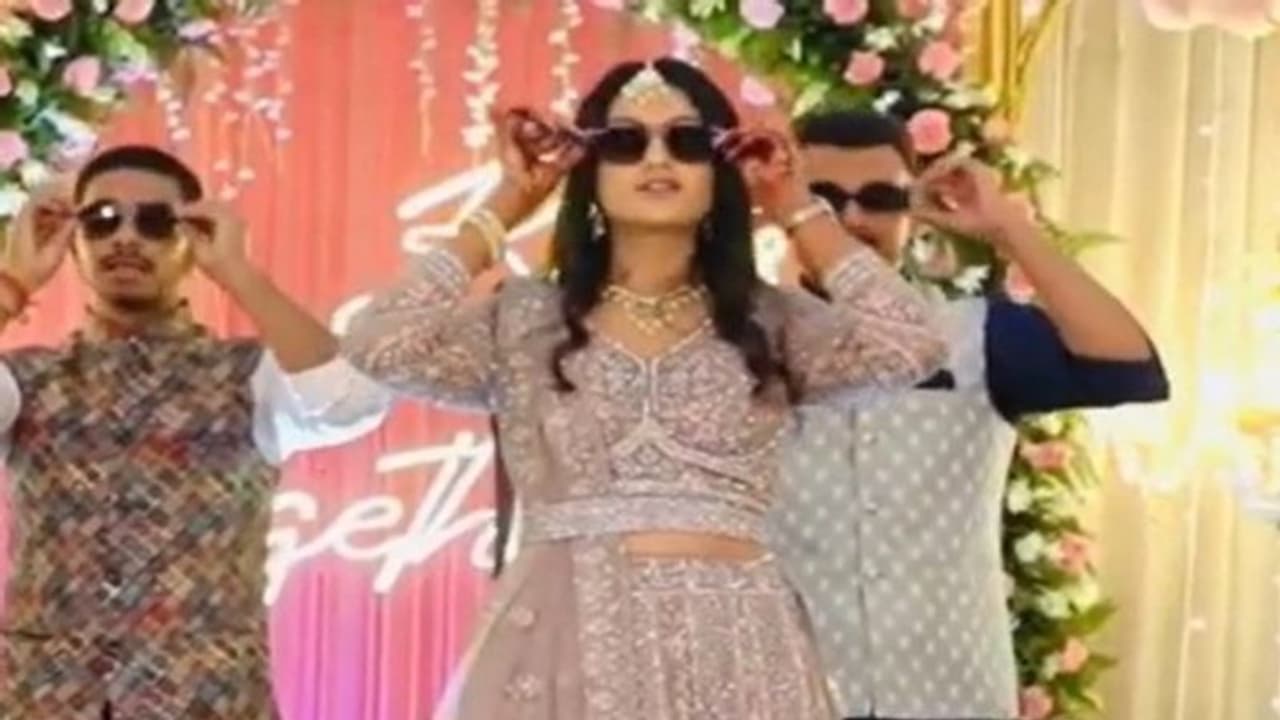 ‘కాలా చష్మా’ పాటకు నవ వధువు డ్యాన్స్.. నెటిజన్ల ఫిదా.. వీడియో వైరల్ ‘కాలా చష్మా’ పాటకు నవ వధువు డ్యాన్స్.. నెటిజన్ల ఫిదా.. వీడియో వైరల్