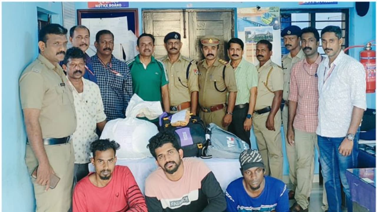 ട്രെയിനിൽ കടത്തിയ 10 കിലോ കഞ്ചാവുമായി മൂന്ന് യുവാക്കൾ പിടിയിൽ