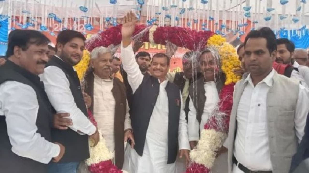 मैनपुरी: डिंपल के लिए चाचा शिवपाल ने मांगा वोट, कहा विधानसभा चुनाव में अखिलेश सहयोग लेते तो आज CM होते मैनपुरी: डिंपल के लिए चाचा शिवपाल ने मांगा वोट, कहा विधानसभा चुनाव में अखिलेश सहयोग लेते तो आज CM होते