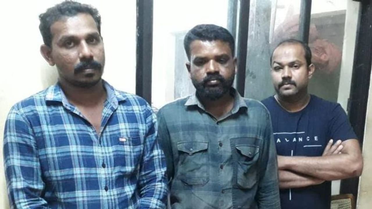 ആലപ്പുഴയിൽ യുവതിക്കും സഹപ്രവർത്തകർക്കും നേരെ സദാചാര ആക്രമണം ആലപ്പുഴയിൽ യുവതിക്കും സഹപ്രവർത്തകർക്കും നേരെ സദാചാര ആക്രമണം