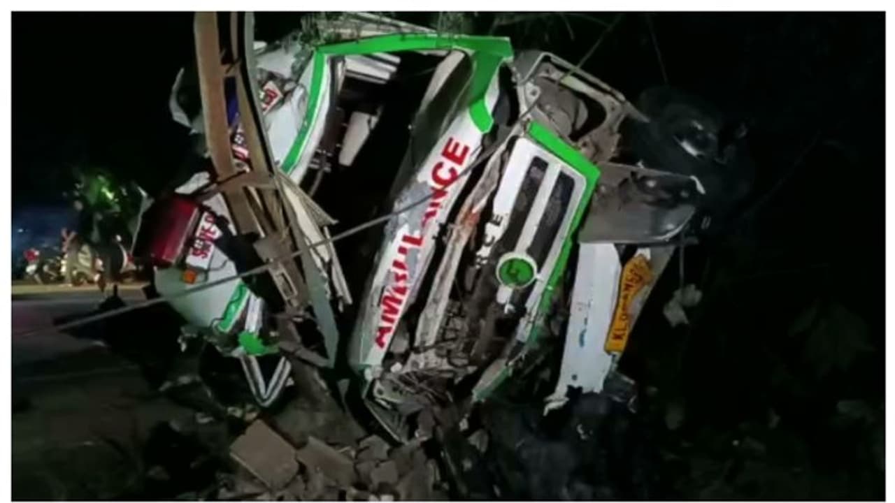 സ്കൂട്ടറില് ഇടിച്ചു, പിന്നാലെ സമീപത്തെ പോസ്റ്റിലും: ആംബുലന്സ് മറിഞ്ഞു, 7 പേര്ക്ക് പരിക്ക് സ്കൂട്ടറില് ഇടിച്ചു, പിന്നാലെ സമീപത്തെ പോസ്റ്റിലും: ആംബുലന്സ് മറിഞ്ഞു, 7 പേര്ക്ക് പരിക്ക്