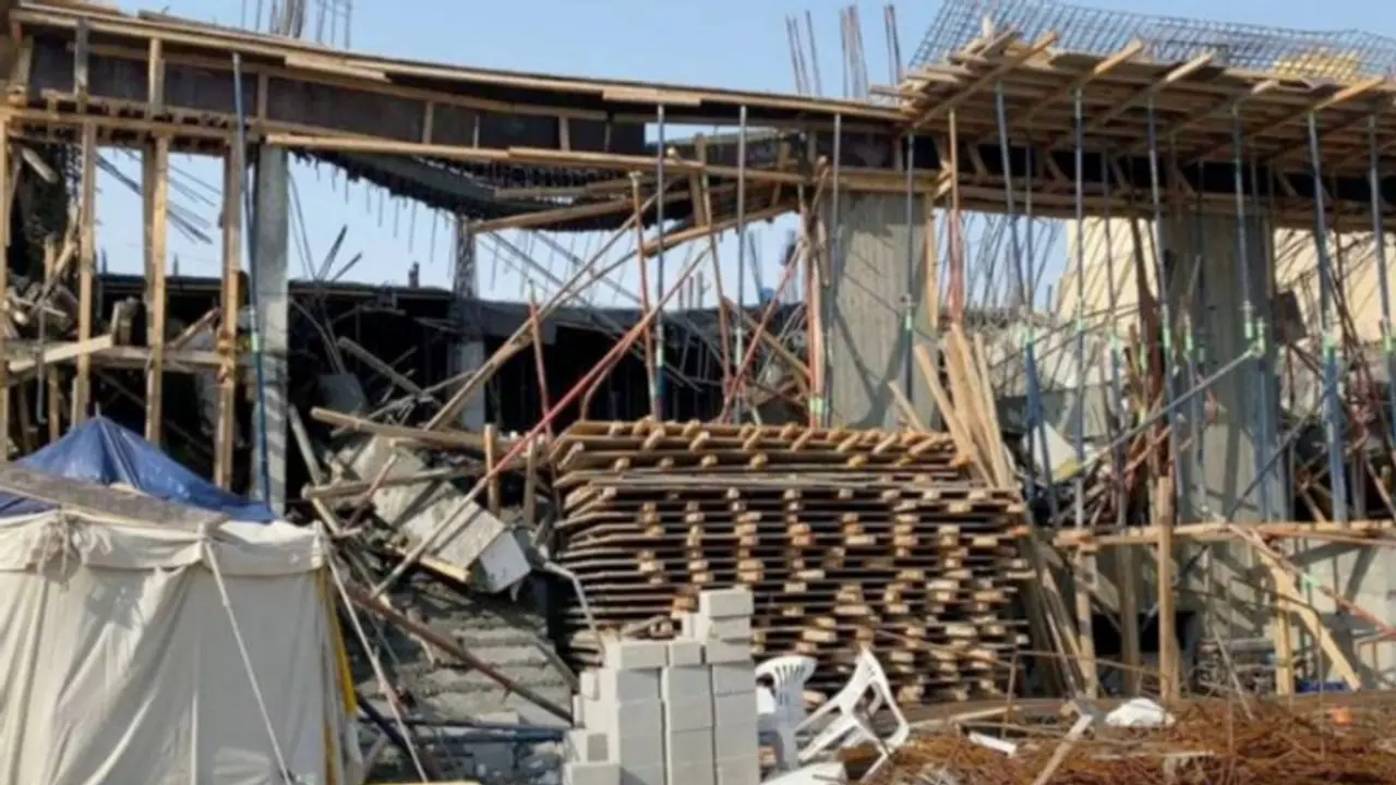 നിര്‍മ്മാണത്തിലിരുന്ന കെട്ടിടത്തിന്റെ മേല്‍ക്കൂര തകര്‍ന്നുവീണു; പ്രവാസികള്‍ ഉള്‍പ്പെടെ നാല് പേര്‍ക്ക് പരിക്ക്