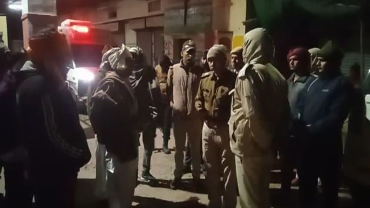 घर में सो रहे परिवार पर आधी रात अंधाधुंध फायरिंग, तीन भाइयों की मौत, तीन लोग गंभीर रूप से जख्मी घर में सो रहे परिवार पर आधी रात अंधाधुंध फायरिंग, तीन भाइयों की मौत, तीन लोग गंभीर रूप से जख्मी