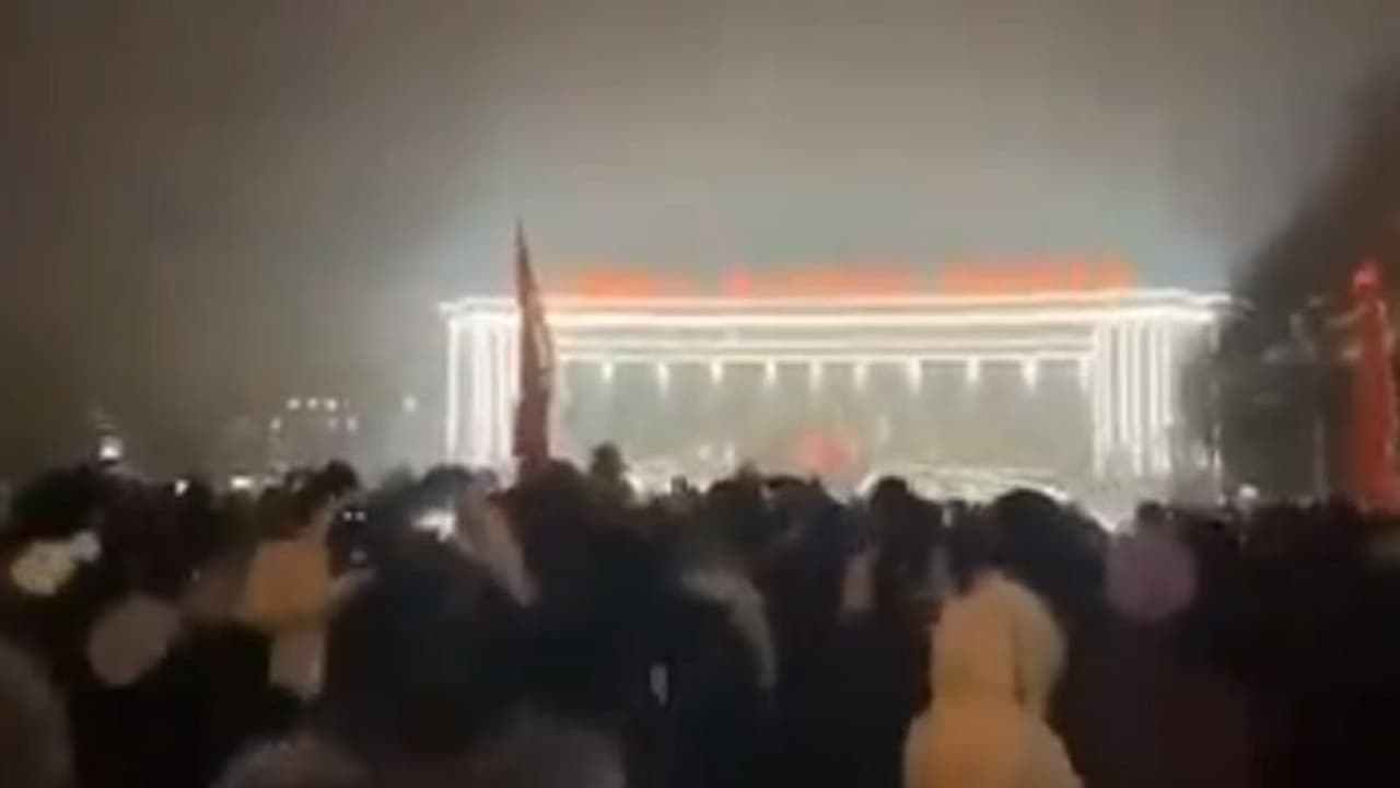 चीन में कोरोना लॉकडाउन के खिलाफ उग्र विरोध प्रदर्शन, आग लगने से 10 लोगों की मौत से भड़का गुस्सा चीन में कोरोना लॉकडाउन के खिलाफ उग्र विरोध प्रदर्शन, आग लगने से 10 लोगों की मौत से भड़का गुस्सा