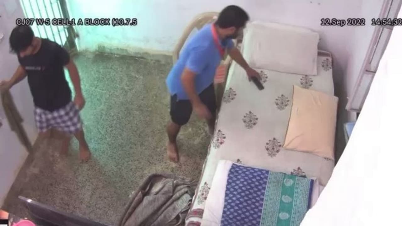 तिहाड़ जेल में बंद सत्येंद्र जैन का एक और वीडियो आया सामने, दिखा किस तरह रखा जाता है सेल का ध्यान तिहाड़ जेल में बंद सत्येंद्र जैन का एक और वीडियो आया सामने, दिखा किस तरह रखा जाता है सेल का ध्यान