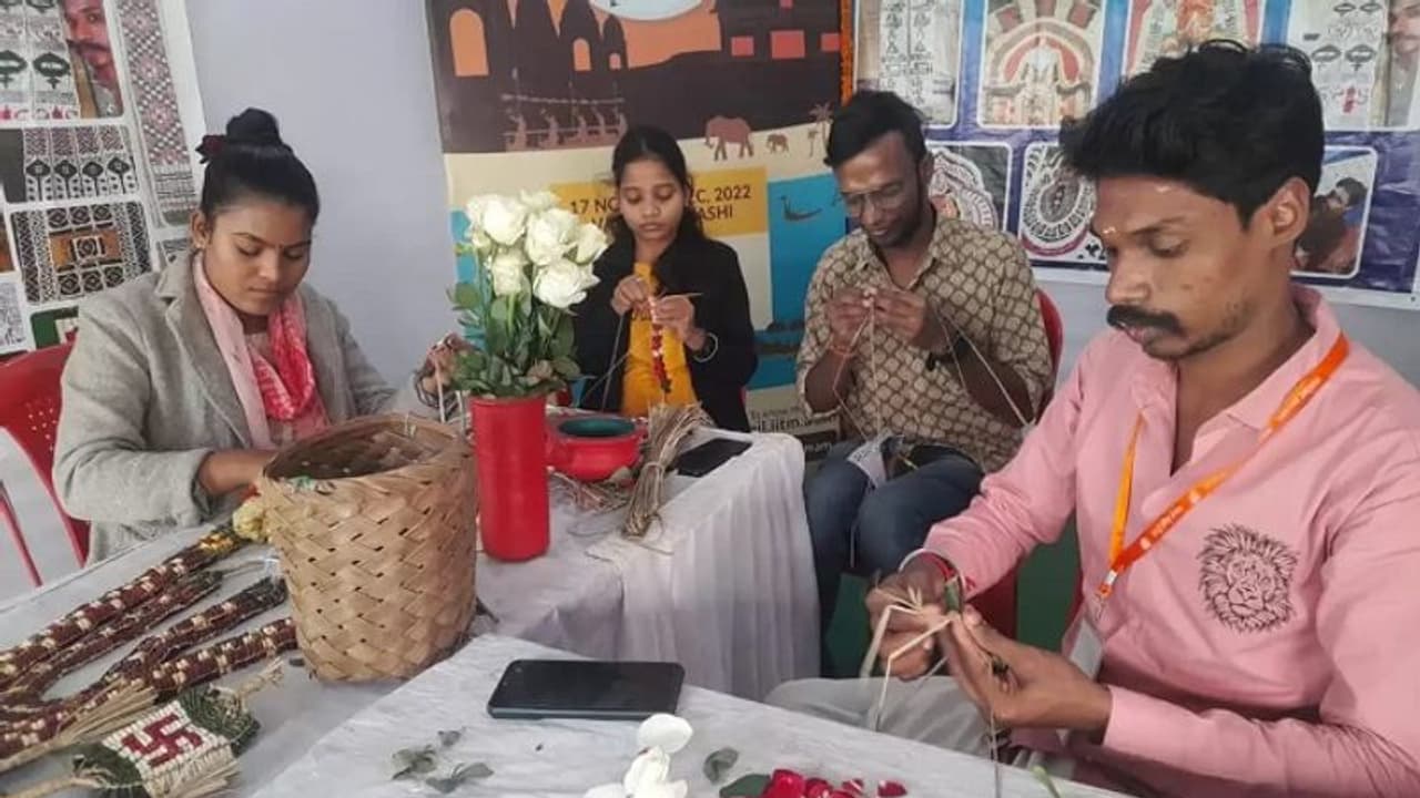 काशी तमिल संगमम्: दक्षिण भारत से आए एस शंकरलिंगम निभा रहे शिक्षक की भूमिका, मिल रही नई पहचान काशी तमिल संगमम्: दक्षिण भारत से आए एस शंकरलिंगम निभा रहे शिक्षक की भूमिका, मिल रही नई पहचान